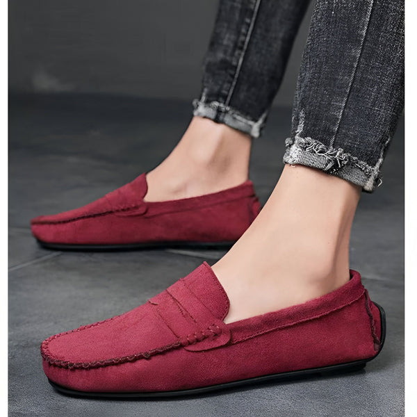 Mocassins bordeaux en daim portés avec un jean gris délavé. Chaussures confortables et élégantes pour homme. Mode décontractée et tendance., 45286732136629,45286732169397,45286732202165,45286732234933,45286732267701,45286732300469,45286732333237,45286732366005,45286732398773,45286732431541,45286732464309,45286732497077,45286732529845,45286732562613