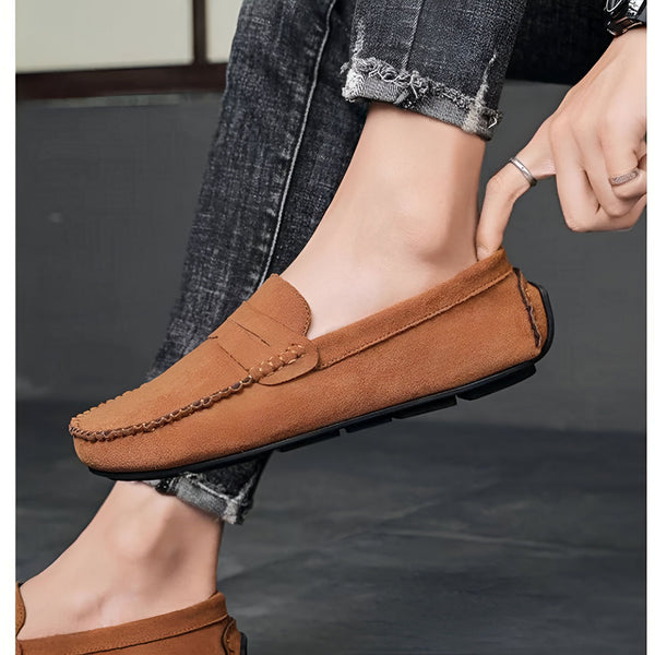 Mocassin homme en daim marron, porté avec un jean gris foncé. Style élégant et décontracté. Chaussures confortables, parfaites pour le quotidien. Mode masculine., 45286732136629,45286732169397,45286732202165,45286732234933,45286732267701,45286732300469,45286732333237,45286732366005,45286732398773,45286732431541,45286732464309,45286732497077,45286732529845,45286732562613