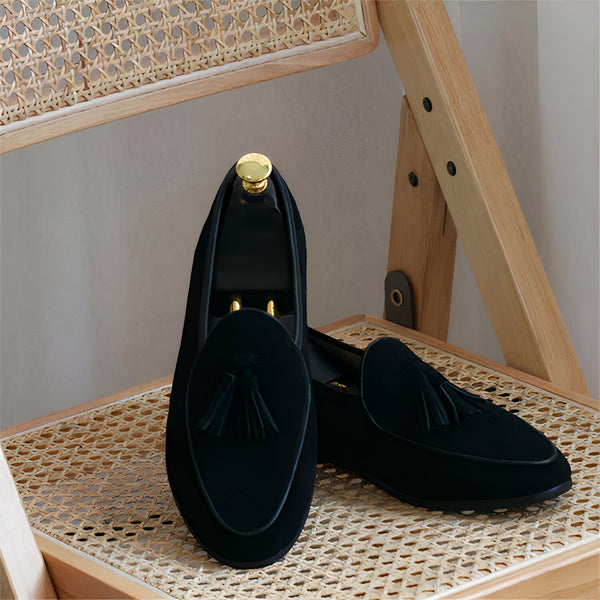 Mocassins noirs en daim avec glands posés sur une étagère en rotin. Un embauchoir est inséré dans l'une des chaussures., 45287085670581,45287085703349,45287085736117,45287085768885,45287085801653,45287085834421,45287085867189,45287085899957,45287085932725,45287085965493,45287085998261,45287086031029,45287086063797,45287086096565,45287086129333,45287086162101,45287086194869,45287086227637,45287086260405,45287086293173,45287086325941,45287086358709,45287086391477,45287086424245,45287086457013,452870864