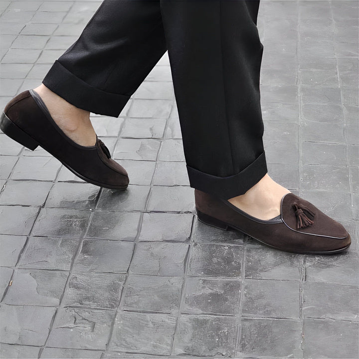 Chaussures à pampilles marron en daim portées avec un pantalon noir. Détail de style et élégance masculine. Mode chaussures homme., 45287085670581,45287085703349,45287085736117,45287085768885,45287085801653,45287085834421,45287085867189,45287085899957,45287085932725,45287085965493,45287085998261,45287086031029,45287086063797,45287086096565,45287086129333,45287086162101,45287086194869,45287086227637,45287086260405,45287086293173,45287086325941,45287086358709,45287086391477,45287086424245,4528708645701