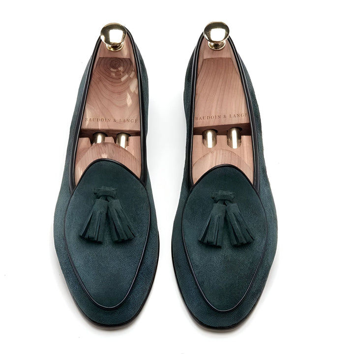 Paire d'élégants mocassins à glands Baudoin & Lange en daim vert foncé, présentés avec leurs embauchoirs en bois, sur fond blanc. Chaussures de luxe pour homme, style classique et raffiné., 45287085670581,45287085703349,45287085736117,45287085768885,45287085801653,45287085834421,45287085867189,45287085899957,45287085932725,45287085965493,45287085998261,45287086031029,45287086063797,45287086096565,45287086129333,45287086162101,45287086194869,45287086227637,45287086260405,45287086293173,4528708632594