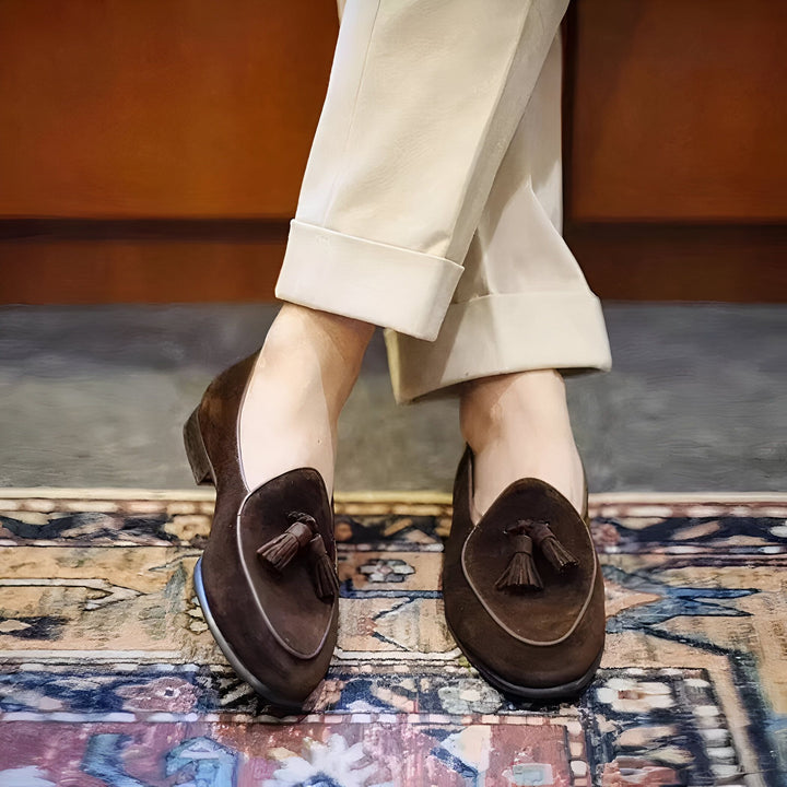 Gros plan sur des mocassins à glands en daim marron portés avec un pantalon beige, sur un tapis oriental. Chaussures pour hommes, style classique, mode masculine., 45287085670581,45287085703349,45287085736117,45287085768885,45287085801653,45287085834421,45287085867189,45287085899957,45287085932725,45287085965493,45287085998261,45287086031029,45287086063797,45287086096565,45287086129333,45287086162101,45287086194869,45287086227637,45287086260405,45287086293173,45287086325941,45287086358709,45287086391477