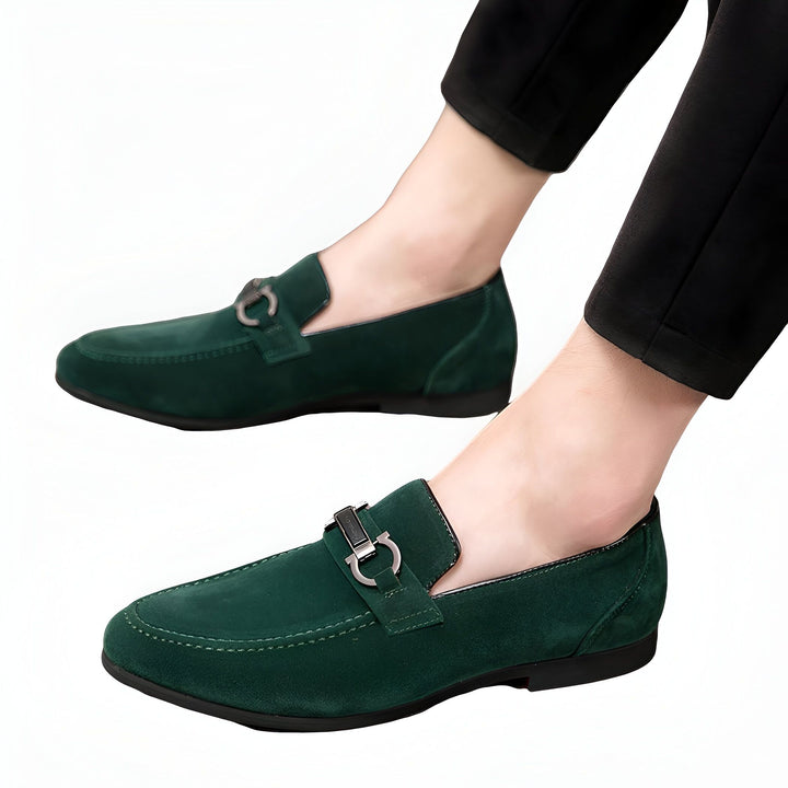 Chaussures mocassins vertes en daim pour hommes avec ornement métallique, élégantes et confortables, portées avec un pantalon noir., 45286814286005,45286814318773,45286814351541,45286814384309,45286814417077,45286814449845,45286814482613,45286814515381,45286814548149,45286814580917,45286814613685,45286814646453,45286814679221,45286814711989,45286814744757,45286814777525,45286814810293,45286814843061,45286814875829,45286814908597,45286814941365,45286814974133,45286815006901,45286815039669