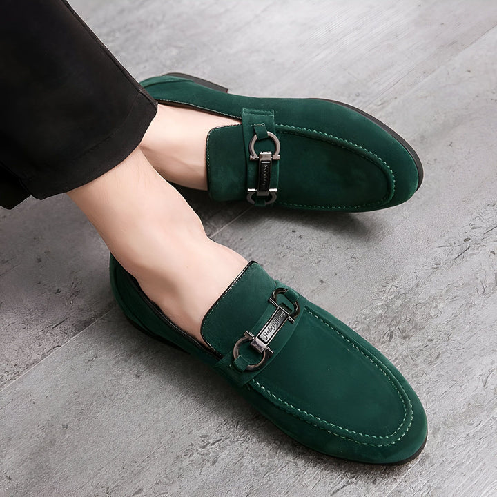 Gros plan sur une paire de mocassins en daim vert forêt, portés avec un pantalon noir. Détail élégant avec une boucle argentée. Chaussures pour homme, mode et confort., 45286814286005,45286814318773,45286814351541,45286814384309,45286814417077,45286814449845,45286814482613,45286814515381,45286814548149,45286814580917,45286814613685,45286814646453,45286814679221,45286814711989,45286814744757,45286814777525,45286814810293,45286814843061,45286814875829,45286814908597,45286814941365,45286814974133,45286