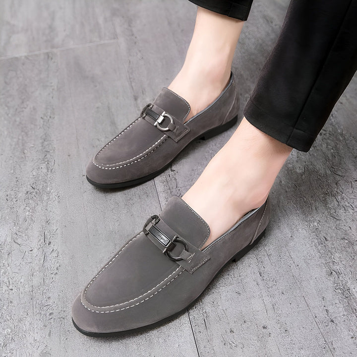 Mocassins homme en daim gris avec boucle métallique décorative. Chaussures élégantes et confortables, parfaites pour un look décontracté chic. Détails de couture raffinés., 45286814286005,45286814318773,45286814351541,45286814384309,45286814417077,45286814449845,45286814482613,45286814515381,45286814548149,45286814580917,45286814613685,45286814646453,45286814679221,45286814711989,45286814744757,45286814777525,45286814810293,45286814843061,45286814875829,45286814908597,45286814941365,45286814974133