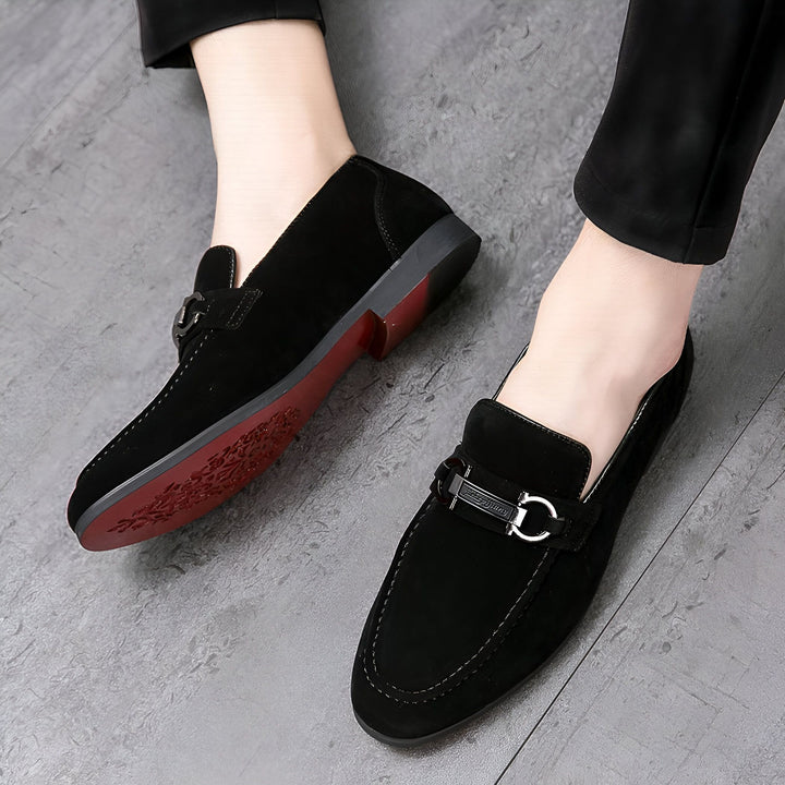 Vue rapprochée de mocassins noirs élégants avec détails métalliques portés par un homme, soulignant le style et le confort., 45286814286005,45286814318773,45286814351541,45286814384309,45286814417077,45286814449845,45286814482613,45286814515381,45286814548149,45286814580917,45286814613685,45286814646453,45286814679221,45286814711989,45286814744757,45286814777525,45286814810293,45286814843061,45286814875829,45286814908597,45286814941365,45286814974133,45286815006901,45286815039669