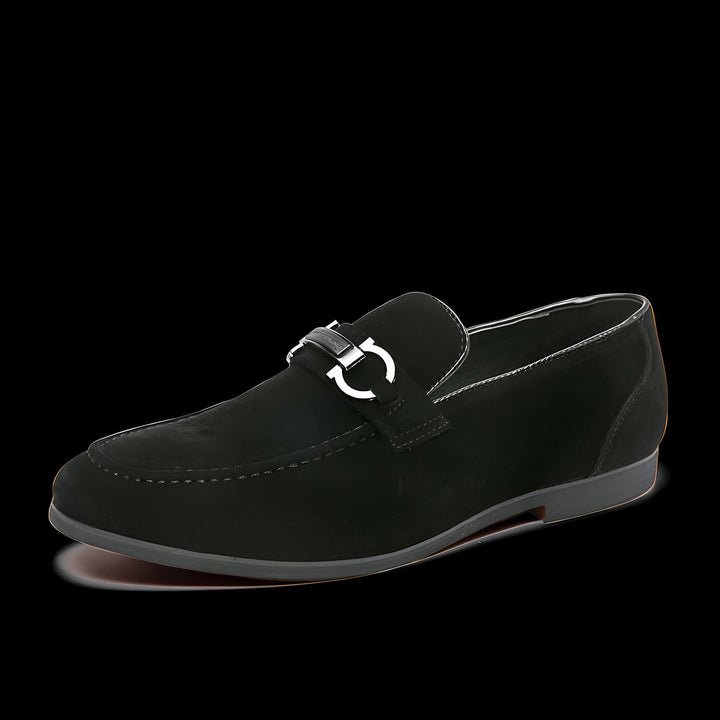 Mocassin noir élégant en daim avec boucle métallique argentée. Chaussure décontractée, style classique pour homme. Mode masculine, détail de couture., 45286814286005,45286814318773,45286814351541,45286814384309,45286814417077,45286814449845,45286814482613,45286814515381,45286814548149,45286814580917,45286814613685,45286814646453,45286814679221,45286814711989,45286814744757,45286814777525,45286814810293,45286814843061,45286814875829,45286814908597,45286814941365,45286814974133,45286815006901,4528681