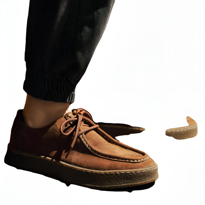 Chaussures marron en daim avec lacets portées avec un pantalon noir. Semelles intérieures assorties à côté., 45286978191541,45286978224309,45286978257077,45286978289845,45286978322613,45286978355381,45286978388149,45286978420917,45286978453685,45286978486453,45286978519221,45286978551989,45286978584757,45286978617525,45286978650293,45286978683061,45286978715829,45286978748597,45286978781365,45286978814133,45286978846901