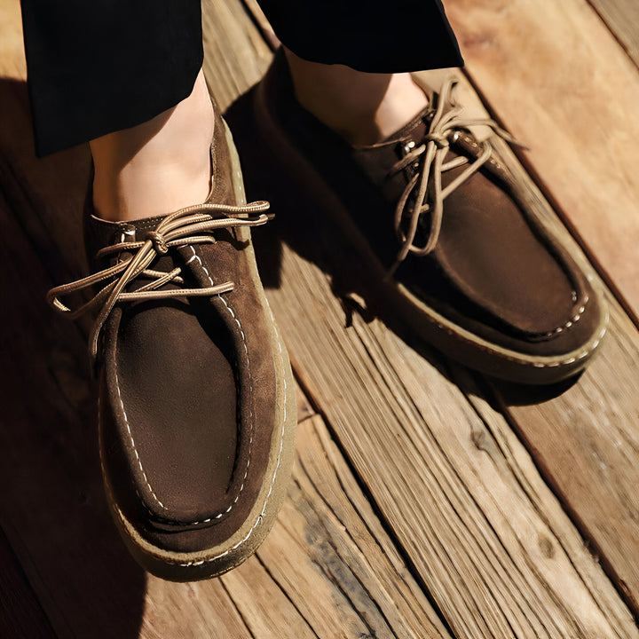 Gros plan de chaussures bateau en daim marron avec lacets beiges portées sur un plancher en bois. Chaussures décontractées pour hommes., 45286978191541,45286978224309,45286978257077,45286978289845,45286978322613,45286978355381,45286978388149,45286978420917,45286978453685,45286978486453,45286978519221,45286978551989,45286978584757,45286978617525,45286978650293,45286978683061,45286978715829,45286978748597,45286978781365,45286978814133,45286978846901