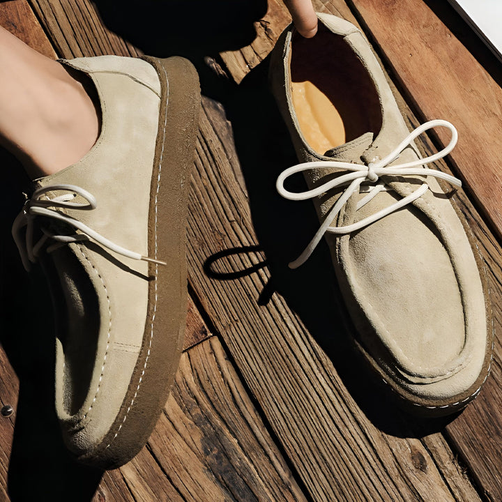 Chaussures bateau en daim beige sur un plancher de bois, lacets blancs. Vue rapprochée d'un modèle décontracté et élégant, tendance mode automne-hiver., 45286978191541,45286978224309,45286978257077,45286978289845,45286978322613,45286978355381,45286978388149,45286978420917,45286978453685,45286978486453,45286978519221,45286978551989,45286978584757,45286978617525,45286978650293,45286978683061,45286978715829,45286978748597,45286978781365,45286978814133,45286978846901