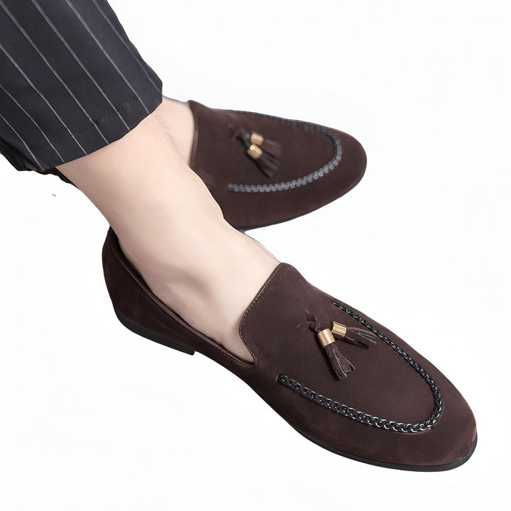 Gros plan sur des mocassins en daim marron avec glands dorés, portés avec un pantalon rayé élégant. Chaussures classiques pour homme, style décontracté chic, parfaites pour une tenue habillée ou décontractée. Détails raffinés et élégance intemporelle., 45286930088117,45286930120885,45286930153653,45286930186421,45286930219189,45286930251957,45286930284725,45286930317493,45286930350261,45286930383029,45286930415797,45286930448565,45286930481333,45286930514101,45286930546869,45286930579637,452
