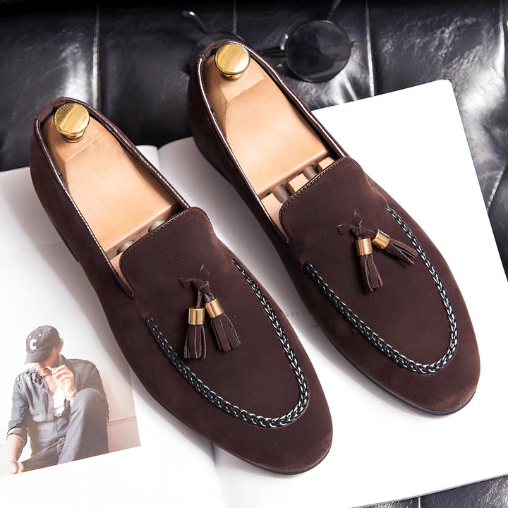 Mocassins marron en daim pour hommes avec glands, posés sur un magazine ouvert. Embauchoirs en bois à l'intérieur. Lunettes de soleil et canapé en cuir noir en arrière-plan. Chaussures élégantes et confortables., 45286930088117,45286930120885,45286930153653,45286930186421,45286930219189,45286930251957,45286930284725,45286930317493,45286930350261,45286930383029,45286930415797,45286930448565,45286930481333,45286930514101,45286930546869,45286930579637,45286930612405,45286930645173