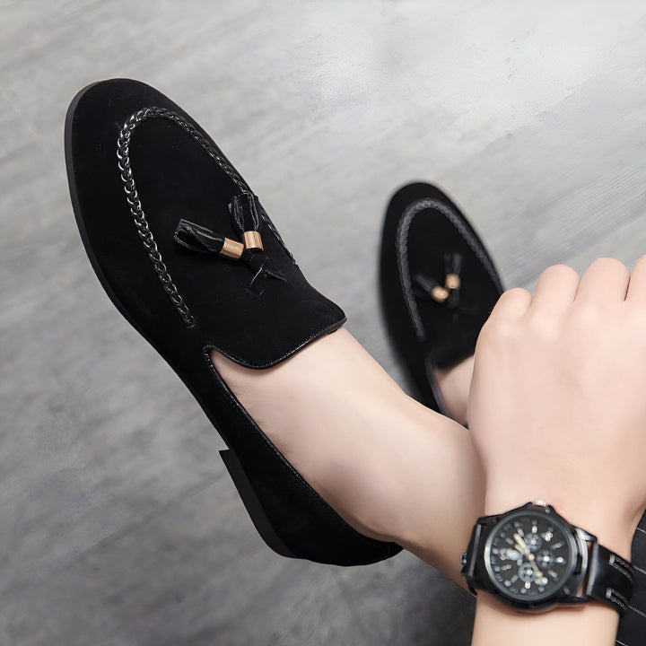 Vue rapprochée de mocassins noirs pour hommes, avec détails de chaîne et pompons, portés avec une montre élégante. Mode masculine, chaussures de ville., 45286930088117,45286930120885,45286930153653,45286930186421,45286930219189,45286930251957,45286930284725,45286930317493,45286930350261,45286930383029,45286930415797,45286930448565,45286930481333,45286930514101,45286930546869,45286930579637,45286930612405,45286930645173