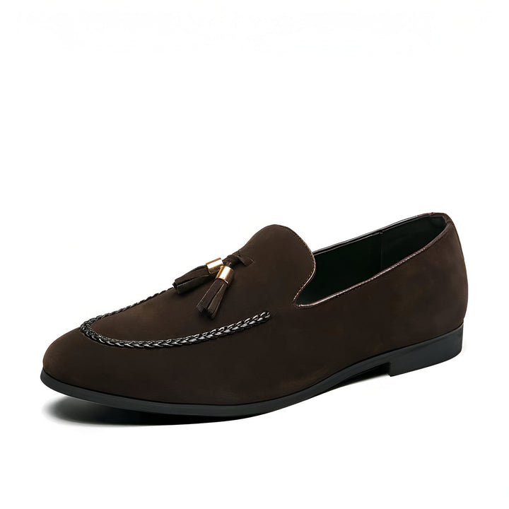 Mocassin marron en daim pour homme avec des glands décoratifs et une chaîne tressée. Chaussures élégantes et confortables., 45286930088117,45286930120885,45286930153653,45286930186421,45286930219189,45286930251957,45286930284725,45286930317493,45286930350261,45286930383029,45286930415797,45286930448565,45286930481333,45286930514101,45286930546869,45286930579637,45286930612405,45286930645173