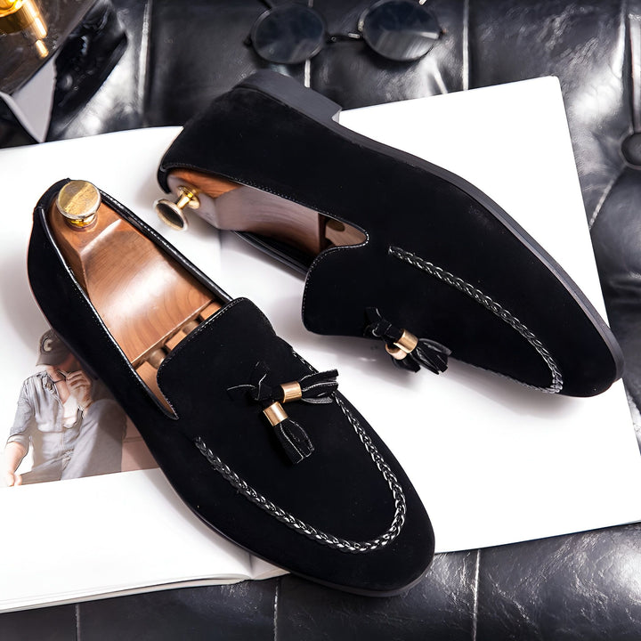 Mocassins noirs en daim avec pompons, sur un livre blanc. Embauchoirs en bois. Détails dorés et couture décorative. Mode masculine élégante., 45286930088117,45286930120885,45286930153653,45286930186421,45286930219189,45286930251957,45286930284725,45286930317493,45286930350261,45286930383029,45286930415797,45286930448565,45286930481333,45286930514101,45286930546869,45286930579637,45286930612405,45286930645173