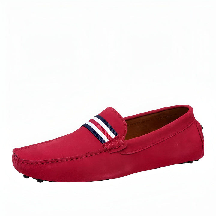 Mocassin rouge en daim avec bande rayée bleu, blanc et rouge. Chaussure décontractée et élégante pour homme., 45287104381109,45287104413877,45287104446645,45287104479413,45287104512181,45287104544949,45287104577717,45287104610485,45287104643253,45287104676021,45287104708789,45287104741557