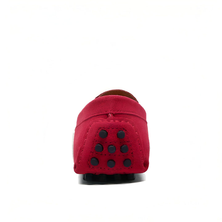 Vue arrière d'un mocassin de conduite rouge avec semelle à picots noirs. Chaussure décontractée pour hommes, style élégant et confortable., 45287104381109,45287104413877,45287104446645,45287104479413,45287104512181,45287104544949,45287104577717,45287104610485,45287104643253,45287104676021,45287104708789,45287104741557