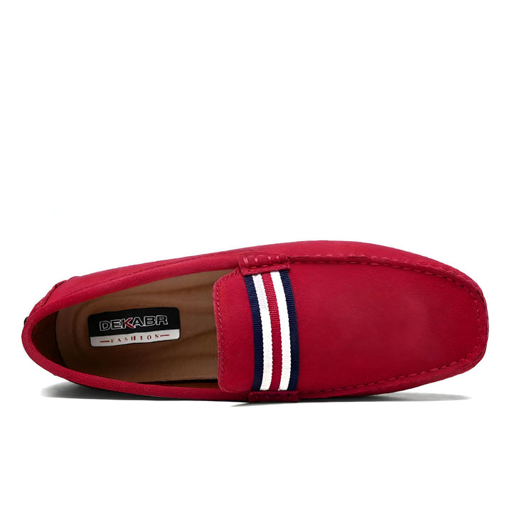 Mocassin DEKABR rouge avec rayures bleu et blanc, vue de côté. Chaussure élégante et confortable pour hommes. Idéal pour un look décontracté chic., 45287104381109,45287104413877,45287104446645,45287104479413,45287104512181,45287104544949,45287104577717,45287104610485,45287104643253,45287104676021,45287104708789,45287104741557