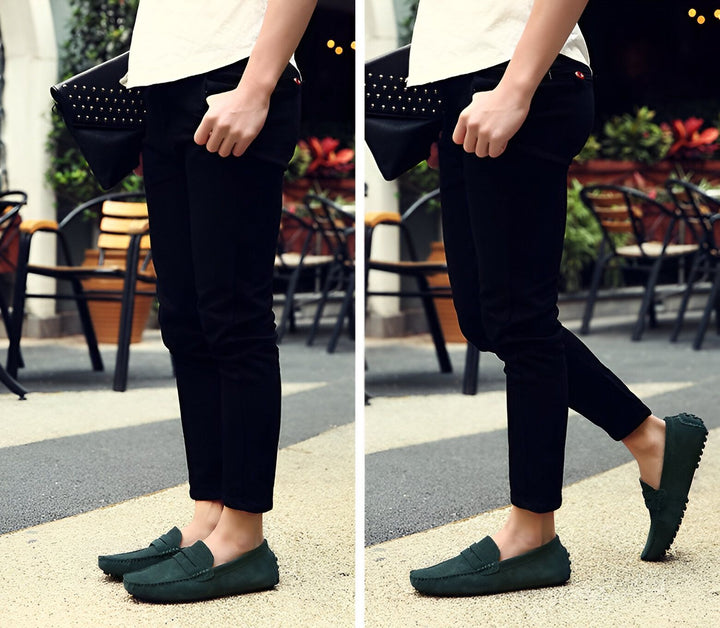 Deux images d'un homme portant un pantalon noir, un t-shirt blanc, des mocassins verts et tenant un sac à main noir à clous. Mode homme décontractée., 45286874349749,45286874382517,45286874415285,45286874448053,45286874480821,45286874513589,45286874546357,45286874579125,45286874611893,45286874644661,45286874677429,45286874710197,45286874742965,45286874775733,45286874808501,45286874841269,45286874874037,45286874906805,45286874939573,45286874972341,45286875005109,45286875037877,45286875070645,4528687510