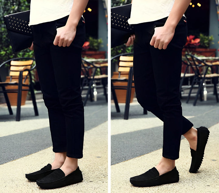 Homme en pantalon noir et mocassins, tenant une pochette noire à clous. Style décontracté, chaussures en daim noir. Détail mode masculine, accessoires et tenue de ville., 45286874349749,45286874382517,45286874415285,45286874448053,45286874480821,45286874513589,45286874546357,45286874579125,45286874611893,45286874644661,45286874677429,45286874710197,45286874742965,45286874775733,45286874808501,45286874841269,45286874874037,45286874906805,45286874939573,45286874972341,45286875005109,45286875037877,45286