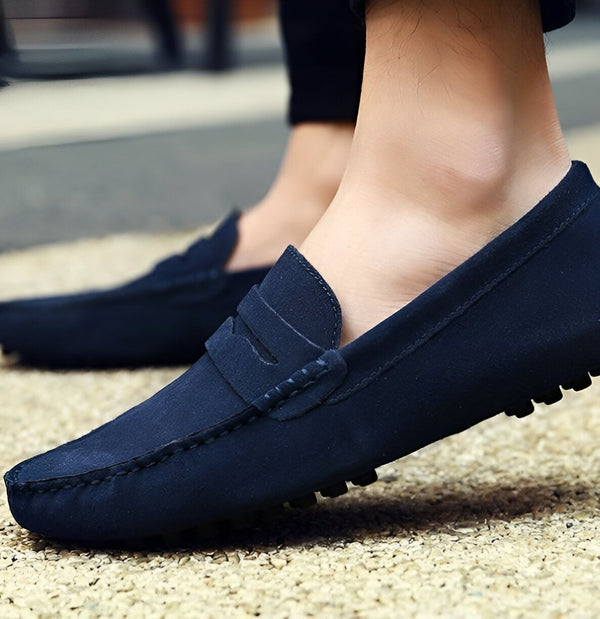 Homme portant des mocassins en daim bleu marine. Chaussures élégantes et confortables pour un look décontracté. Gros plan sur les détails de la chaussure. Mode masculine., 45286874349749,45286874382517,45286874415285,45286874448053,45286874480821,45286874513589,45286874546357,45286874579125,45286874611893,45286874644661,45286874677429,45286874710197,45286874742965,45286874775733,45286874808501,45286874841269,45286874874037,45286874906805,45286874939573,45286874972341,45286875005109,45286875037877,452