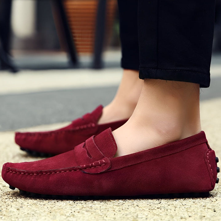 Gros plan sur des mocassins bordeaux en daim portés par un homme. Chaussures élégantes et confortables, parfaites pour un look décontracté chic., 45286874349749,45286874382517,45286874415285,45286874448053,45286874480821,45286874513589,45286874546357,45286874579125,45286874611893,45286874644661,45286874677429,45286874710197,45286874742965,45286874775733,45286874808501,45286874841269,45286874874037,45286874906805,45286874939573,45286874972341,45286875005109,45286875037877,45286875070645,45286875103413