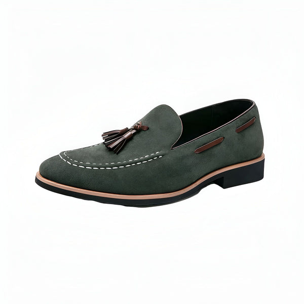 Mocassin vert olive en daim avec pampilles marron. Chaussure élégante pour homme avec surpiqûres blanches et détails en cuir marron., 45287086948533,45287086981301,45287087014069,45287087046837,45287087079605,45287087112373,45287087145141,45287087177909,45287087210677,45287087243445,45287087276213,45287087308981,45287087341749,45287087374517,45287087407285,45287087440053,45287087472821,45287087505589,45287087538357,45287087571125,45287087603893