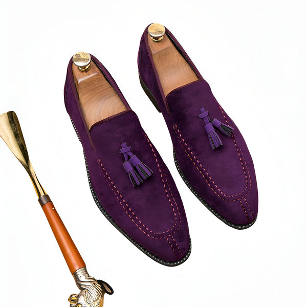 Deux mocassins pour hommes en daim violet avec des glands, présentés avec un chausse-pied doré à manche en bois. Chaussures élégantes et confortables., 45287110770869,45287110803637,45287110836405,45287110869173,45287110901941,45287110934709,45287110967477,45287111000245,45287111033013,45287111065781,45287111098549