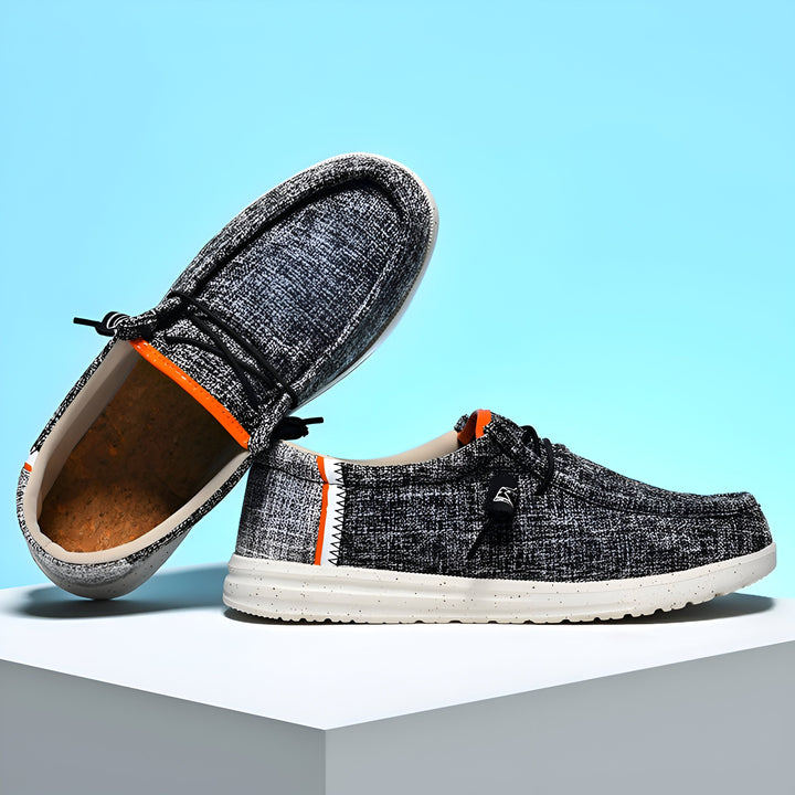 Chaussures décontractées en toile gris chiné pour hommes, avec lacets noirs et semelle blanche, présentées sur fond bleu uni. Détails orange et logo discret sur le côté., 45286690422965,45286690455733,45286690488501,45286690521269,45286690554037,45286690586805,45286690619573,45286690652341,45286690685109,45286690717877,45286690750645,45286690783413,45286690816181,45286690848949,45286690881717,45286690914485,45286690947253,45286690980021,45286691012789,45286691045557,45286691078325,45286691111093,4