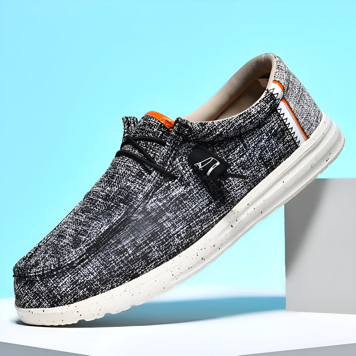 Mocassin décontracté pour homme, motif chiné noir et blanc, lacets noirs, semelle blanche tachetée, détail orange et blanc au talon. Chaussure légère et confortable, idéale pour le quotidien., 45286690422965,45286690455733,45286690488501,45286690521269,45286690554037,45286690586805,45286690619573,45286690652341,45286690685109,45286690717877,45286690750645,45286690783413,45286690816181,45286690848949,45286690881717,45286690914485,45286690947253,45286690980021,45286691012789,45286691045557,452866910