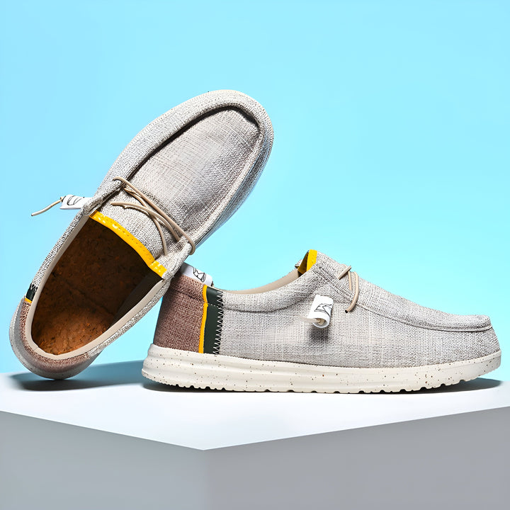 Chaussures décontractées en toile beige pour homme, avec semelle en liège et lacets décoratifs, présentées sur un fond bleu. Style décontracté et confortable., 45286690422965,45286690455733,45286690488501,45286690521269,45286690554037,45286690586805,45286690619573,45286690652341,45286690685109,45286690717877,45286690750645,45286690783413,45286690816181,45286690848949,45286690881717,45286690914485,45286690947253,45286690980021,45286691012789,45286691045557,45286691078325,45286691111093,452866911438