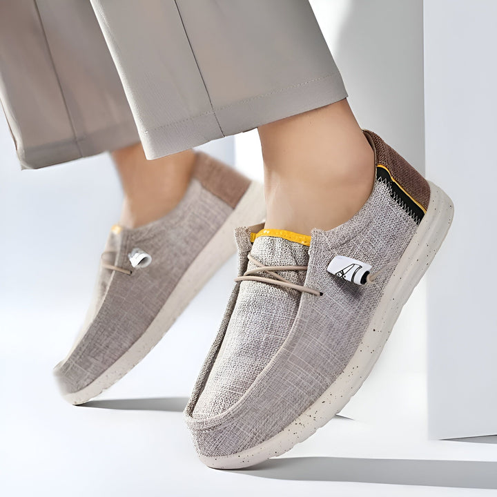 Gros plan de mocassins décontractés en lin gris, portés avec un pantalon gris clair. Style décontracté, confort optimal., 45286690422965,45286690455733,45286690488501,45286690521269,45286690554037,45286690586805,45286690619573,45286690652341,45286690685109,45286690717877,45286690750645,45286690783413,45286690816181,45286690848949,45286690881717,45286690914485,45286690947253,45286690980021,45286691012789,45286691045557,45286691078325,45286691111093,45286691143861,45286691176629,45286691209397,45286691