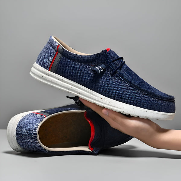 Chaussures décontractées bleu marine pour hommes, présentées à la main. Semelle blanche épaisse avec motif moucheté. Détails rouges discrets. Idéal pour un look confortable et élégant au quotidien., 45286690422965,45286690455733,45286690488501,45286690521269,45286690554037,45286690586805,45286690619573,45286690652341,45286690685109,45286690717877,45286690750645,45286690783413,45286690816181,45286690848949,45286690881717,45286690914485,45286690947253,45286690980021,45286691012789,45286691045557,