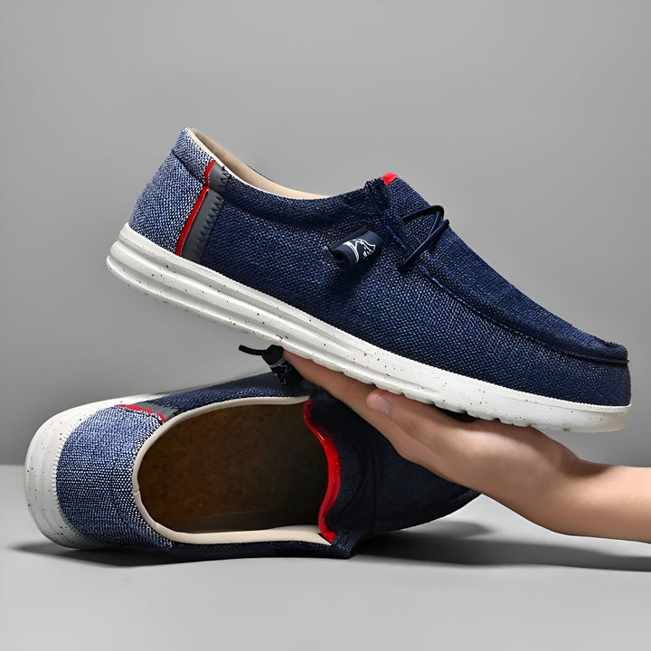 Chaussures décontractées bleu marine pour hommes, présentées à la main. Semelle blanche épaisse avec motif moucheté. Détails rouges discrets. Idéal pour un look confortable et élégant au quotidien., 45286690422965,45286690455733,45286690488501,45286690521269,45286690554037,45286690586805,45286690619573,45286690652341,45286690685109,45286690717877,45286690750645,45286690783413,45286690816181,45286690848949,45286690881717,45286690914485,45286690947253,45286690980021,45286691012789,45286691045557,
