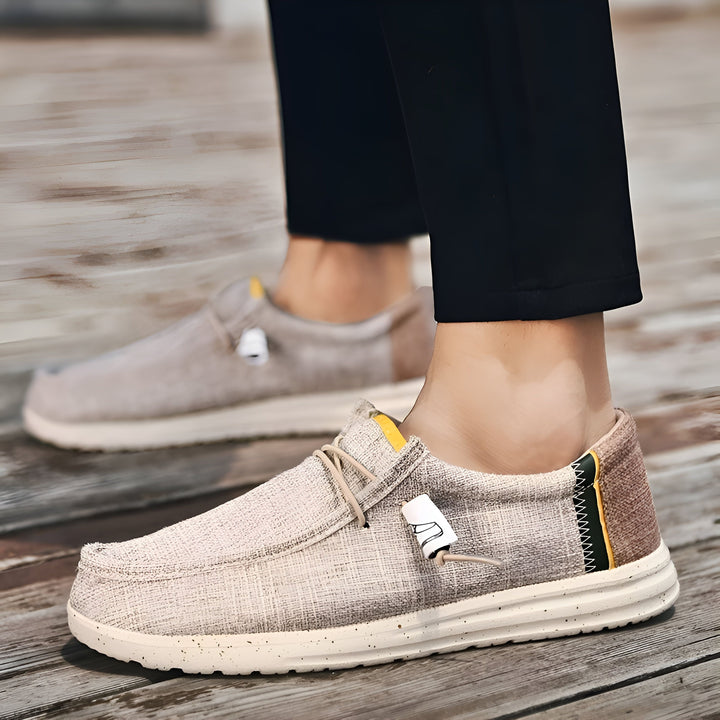 Chaussures décontractées en toile beige pour homme, style mocassin avec lacets élastiques. Détail coloré à l'arrière de la chaussure. Mode masculine., 45286690422965,45286690455733,45286690488501,45286690521269,45286690554037,45286690586805,45286690619573,45286690652341,45286690685109,45286690717877,45286690750645,45286690783413,45286690816181,45286690848949,45286690881717,45286690914485,45286690947253,45286690980021,45286691012789,45286691045557,45286691078325,45286691111093,45286691143861,4528669