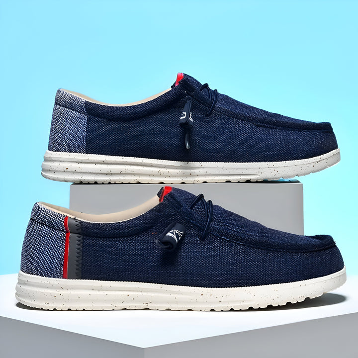Chaussures décontractées bleu marine en toile. Chaussures basses avec lacets élastiques. Semelles blanches mouchetées. Détail rayé rouge sur le talon. Style confortable et moderne., 45286690422965,45286690455733,45286690488501,45286690521269,45286690554037,45286690586805,45286690619573,45286690652341,45286690685109,45286690717877,45286690750645,45286690783413,45286690816181,45286690848949,45286690881717,45286690914485,45286690947253,45286690980021,45286691012789,45286691045557,45286691078325,4528669