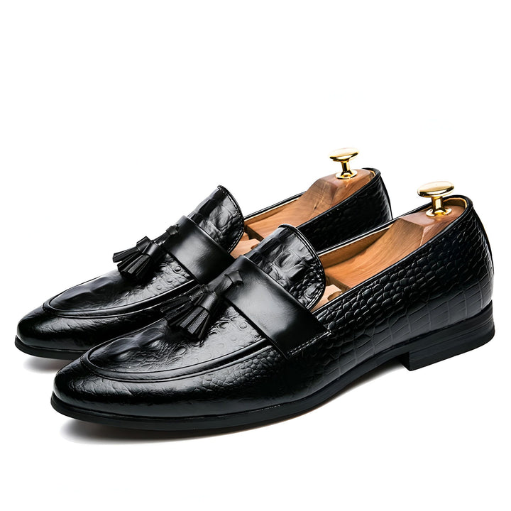 Paire de mocassins noirs en cuir à pompons avec embauchoirs en bois. Chaussures élégantes pour homme. Mode masculine, style classique., 45286935756981,45286935789749,45286935822517,45286935855285,45286935888053,45286935920821,45286935953589,45286935986357,45286936019125,45286936051893,45286936084661,45286936117429,45286936150197,45286936182965,45286936215733,45286936248501,45286936281269,45286936314037,45286936346805,45286936379573