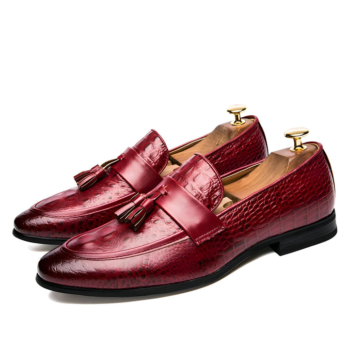 Mocassins bordeaux en cuir avec motif crocodile et glands décoratifs. Chaussures élégantes pour homme, parfaites pour un style habillé. Détail raffiné et allure sophistiquée., 45286935756981,45286935789749,45286935822517,45286935855285,45286935888053,45286935920821,45286935953589,45286935986357,45286936019125,45286936051893,45286936084661,45286936117429,45286936150197,45286936182965,45286936215733,45286936248501,45286936281269,45286936314037,45286936346805,45286936379573