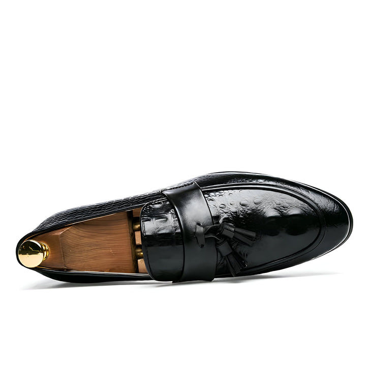Vue d'une chaussure Richelieu noire en cuir verni avec des détails de glands et un embauchoir en bois à l'intérieur., 45286935756981,45286935789749,45286935822517,45286935855285,45286935888053,45286935920821,45286935953589,45286935986357,45286936019125,45286936051893,45286936084661,45286936117429,45286936150197,45286936182965,45286936215733,45286936248501,45286936281269,45286936314037,45286936346805,45286936379573