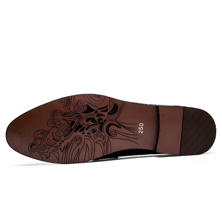 Vue de dessous d'une chaussure habillée noire. La semelle marron présente un motif complexe avec des volutes et des formes organiques, ainsi qu'un marquage "250"., 45286935756981,45286935789749,45286935822517,45286935855285,45286935888053,45286935920821,45286935953589,45286935986357,45286936019125,45286936051893,45286936084661,45286936117429,45286936150197,45286936182965,45286936215733,45286936248501,45286936281269,45286936314037,45286936346805,45286936379573