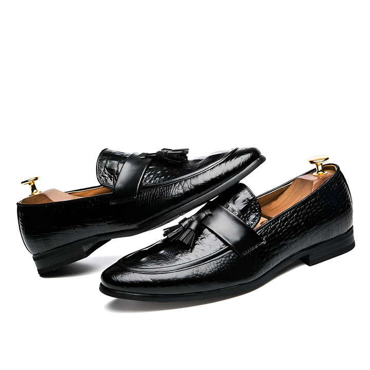 Paire de mocassins noirs en cuir avec motif crocodile et glands. Chaussures élégantes pour homme avec embauchoirs en bois. Style classique et sophistiqué., 45286935756981,45286935789749,45286935822517,45286935855285,45286935888053,45286935920821,45286935953589,45286935986357,45286936019125,45286936051893,45286936084661,45286936117429,45286936150197,45286936182965,45286936215733,45286936248501,45286936281269,45286936314037,45286936346805,45286936379573