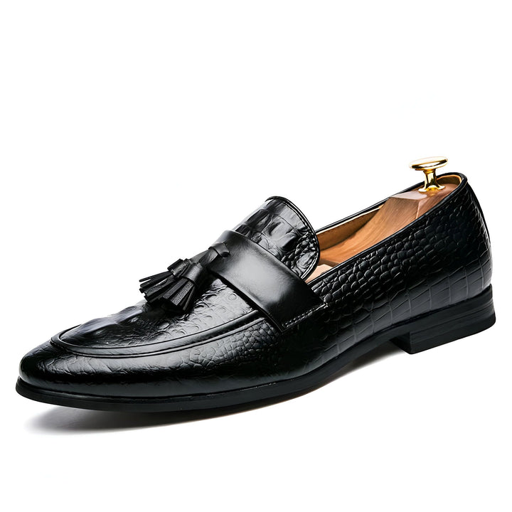 Mocassin noir en cuir avec motif crocodile et glands. Chaussure élégante pour homme, idéale pour un look formel ou décontracté chic., 45286935756981,45286935789749,45286935822517,45286935855285,45286935888053,45286935920821,45286935953589,45286935986357,45286936019125,45286936051893,45286936084661,45286936117429,45286936150197,45286936182965,45286936215733,45286936248501,45286936281269,45286936314037,45286936346805,45286936379573
