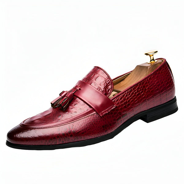 Mocassin bordeaux en cuir texturé croco avec gland décoratif, forme élégante et embauchoir en bois visible. Chaussure de luxe pour homme., 45286935756981,45286935789749,45286935822517,45286935855285,45286935888053,45286935920821,45286935953589,45286935986357,45286936019125,45286936051893,45286936084661,45286936117429,45286936150197,45286936182965,45286936215733,45286936248501,45286936281269,45286936314037,45286936346805,45286936379573