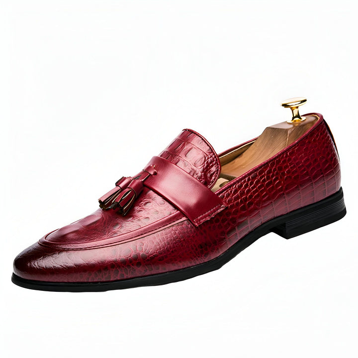 Mocassin bordeaux en cuir texturé croco avec gland décoratif, forme élégante et embauchoir en bois visible. Chaussure de luxe pour homme., 45286935756981,45286935789749,45286935822517,45286935855285,45286935888053,45286935920821,45286935953589,45286935986357,45286936019125,45286936051893,45286936084661,45286936117429,45286936150197,45286936182965,45286936215733,45286936248501,45286936281269,45286936314037,45286936346805,45286936379573