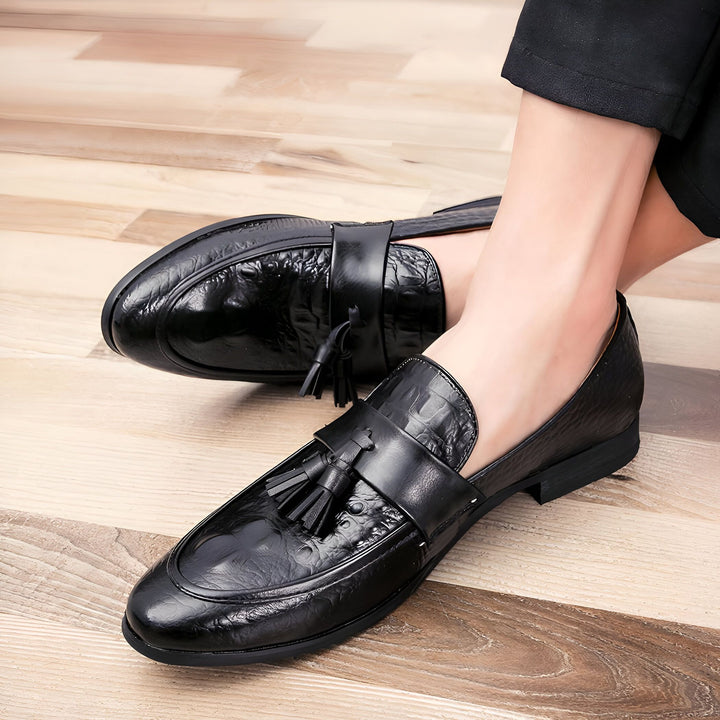 Gros plan sur des mocassins noirs à glands en cuir texturé. Chaussures élégantes pour hommes., 45286935756981,45286935789749,45286935822517,45286935855285,45286935888053,45286935920821,45286935953589,45286935986357,45286936019125,45286936051893,45286936084661,45286936117429,45286936150197,45286936182965,45286936215733,45286936248501,45286936281269,45286936314037,45286936346805,45286936379573