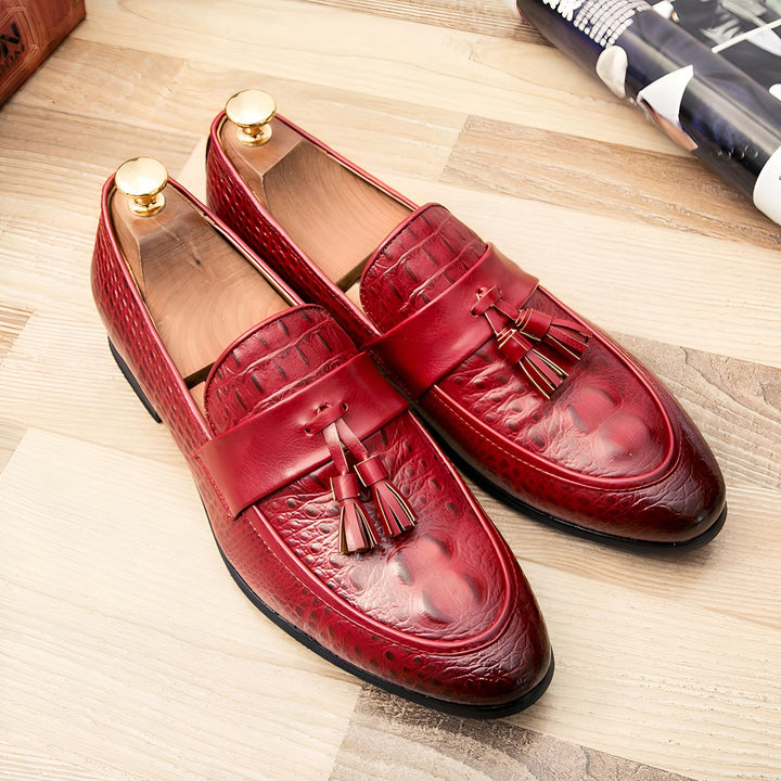 Mocassins rouges en cuir à motif crocodile avec glands, présentés sur un fond en bois clair. Élégance masculine et luxe., 45286935756981,45286935789749,45286935822517,45286935855285,45286935888053,45286935920821,45286935953589,45286935986357,45286936019125,45286936051893,45286936084661,45286936117429,45286936150197,45286936182965,45286936215733,45286936248501,45286936281269,45286936314037,45286936346805,45286936379573