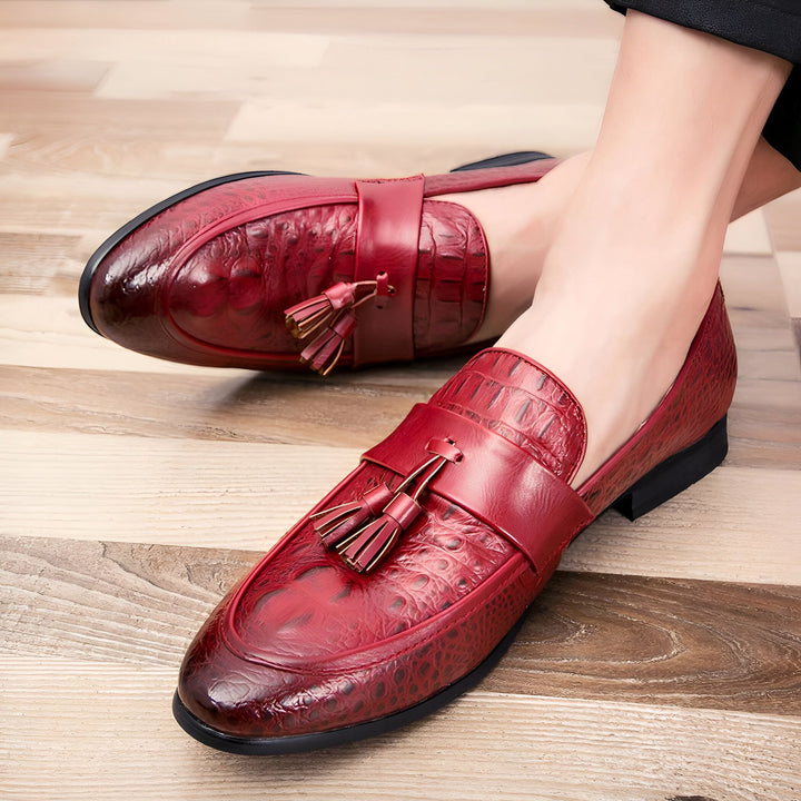 Gros plan de mocassins bordeaux en cuir avec motif crocodile et glands, portés par un homme. Chaussures élégantes et sophistiquées pour une tenue habillée. Mode masculine et accessoires de luxe., 45286935756981,45286935789749,45286935822517,45286935855285,45286935888053,45286935920821,45286935953589,45286935986357,45286936019125,45286936051893,45286936084661,45286936117429,45286936150197,45286936182965,45286936215733,45286936248501,45286936281269,45286936314037,45286936346805,45286936379573