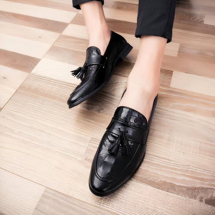 Homme portant des mocassins noirs en cuir avec des glands sur un plancher en bois. Chaussures élégantes pour hommes. Mode masculine., 45286935756981,45286935789749,45286935822517,45286935855285,45286935888053,45286935920821,45286935953589,45286935986357,45286936019125,45286936051893,45286936084661,45286936117429,45286936150197,45286936182965,45286936215733,45286936248501,45286936281269,45286936314037,45286936346805,45286936379573