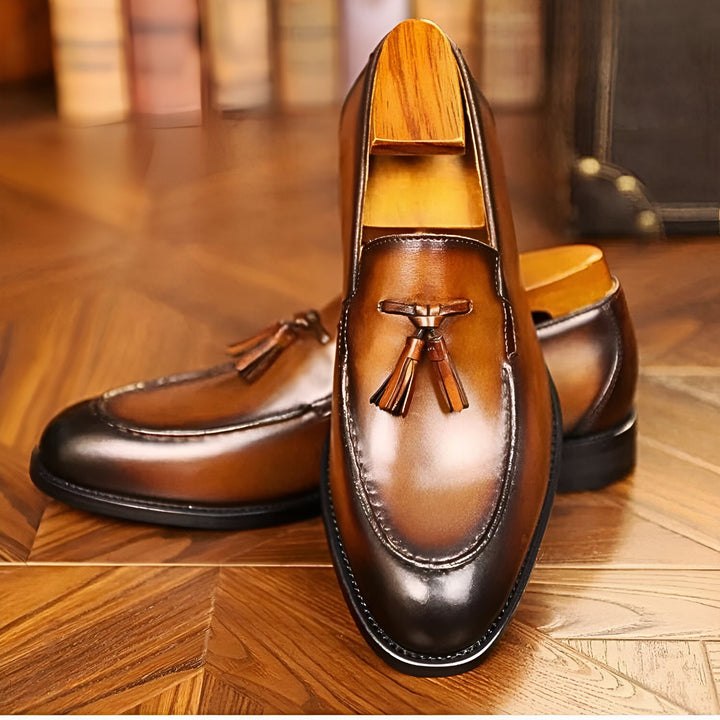 Mocassins élégants en cuir marron avec glands et embauchoirs. Chaussures de ville classiques pour homme sur un parquet en bois. Mode masculine, style formel., 45286723518645,45286723551413,45286723584181,45286723616949,45286723649717,45286723682485,45286723715253,45286723748021,45286723780789,45286723813557,45286723846325,45286723879093,45286723911861,45286723944629