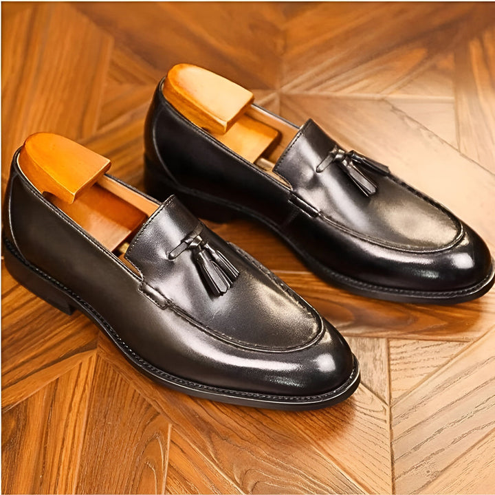 Paire d'élégants mocassins noirs à glands avec embauchoirs en bois, posés sur un parquet. Chaussures habillées pour homme., 45286723518645,45286723551413,45286723584181,45286723616949,45286723649717,45286723682485,45286723715253,45286723748021,45286723780789,45286723813557,45286723846325,45286723879093,45286723911861,45286723944629